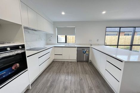 Photo of property in 116a Cascades Road, Pakuranga Heights, Auckland, 2010