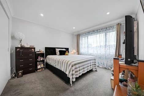 Photo of property in 70 Paretaiuru Crescent, Papakura, 2110