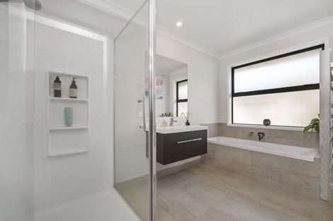Photo of property in 11 Lakeside Terrace, Omokoroa, 3114