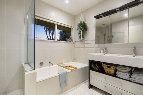 Photo of property in 24 Otakau Road, Milford, Auckland, 0620