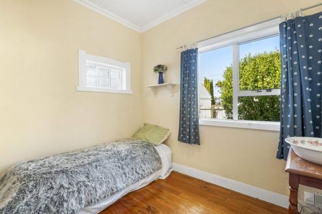 Photo of property in 1/18 Gladstone Road, Northcote, Auckland, 0627