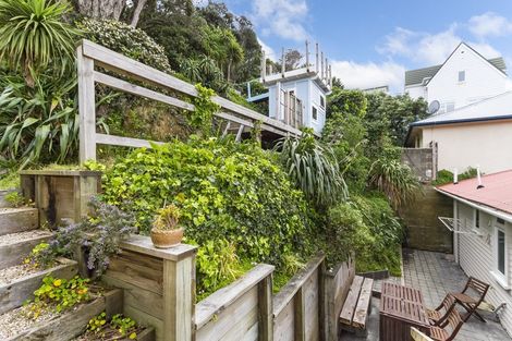 Photo of property in 7 Knoll Street, Island Bay, Wellington, 6023