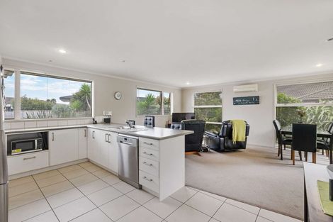 Photo of property in 15 Breaker Grove, Waiuku, 2123