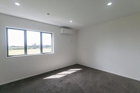 Photo of property in 17e Martin Place, Kelston, Auckland, 0602