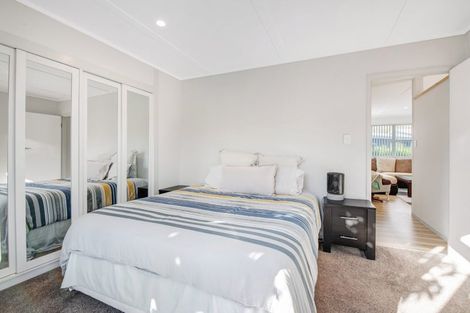 Photo of property in 5 Maori Hut Road, Red Beach, 0932