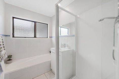 Photo of property in 54 Robbies Road, Shelly Park, Auckland, 2014