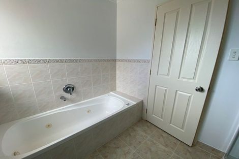 Photo of property in 8 Canary Place, Unsworth Heights, Auckland, 0632