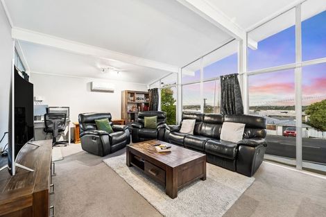 Photo of property in 35 Waimumu Road, Massey, Auckland, 0614