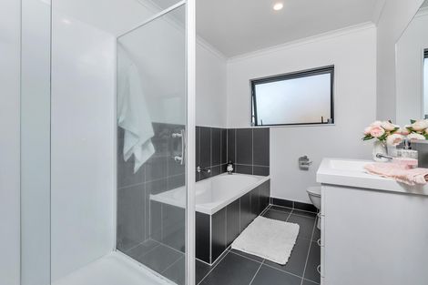 Photo of property in 40a Roberts Road, Glenfield, Auckland, 0629