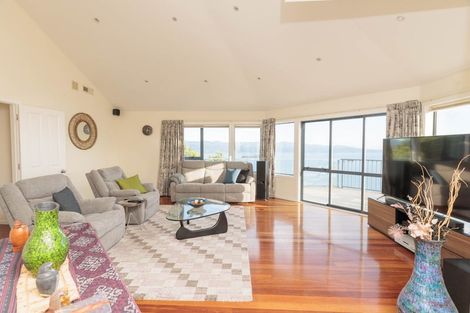 Photo of property in 18 Bennett Grove, Newlands, Wellington, 6037