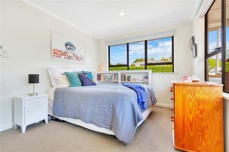 Photo of property in 9 Graham Avenue, Te Atatu Peninsula, Auckland, 0610