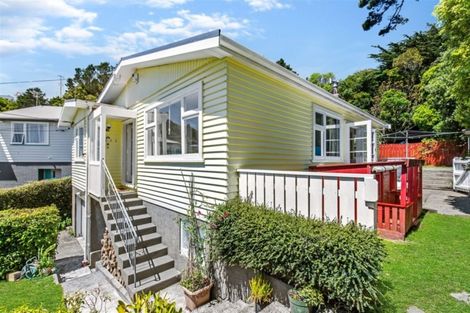 Photo of property in 6 Royston Way, Newlands, Wellington, 6037