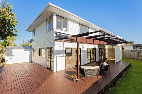 Photo of property in 28 London Street, Te Atatu Peninsula, Auckland, 0610