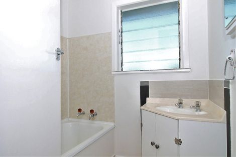 Photo of property in 28 Bradbury Road, Botany Downs, Auckland, 2010