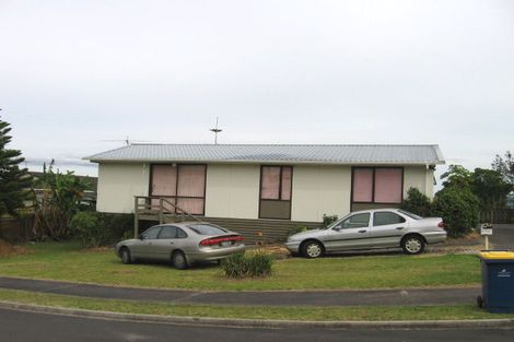 Photo of property in 1/4 Hanson Place, West Harbour, Auckland, 0618