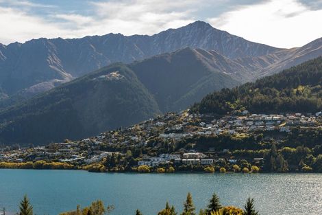 Photo of property in 17 Milward Place, Kelvin Heights, Queenstown, 9300