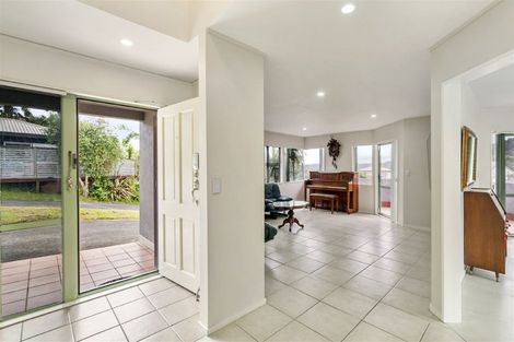 Photo of property in 13 Redfern Lane, Glenfield, Auckland, 0629