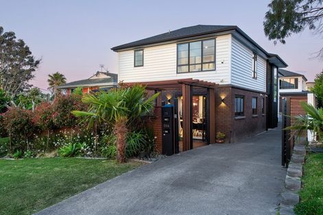 Photo of property in 25a Rothesay Bay Road, Rothesay Bay, Auckland, 0630