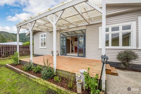 Photo of property in 1/125 Upper Fitzherbert Road, Wainuiomata, Lower Hutt, 5373