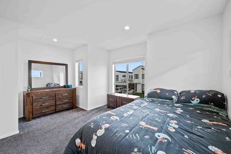 Photo of property in 102 Bellbird Street, Papakura, 2110