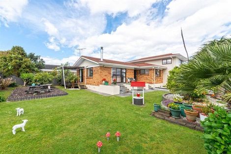 Photo of property in 208 Edmonton Road, Te Atatu South, Auckland, 0610