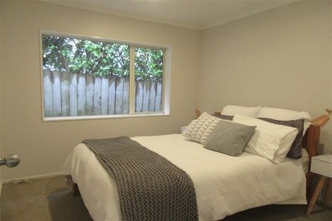 Photo of property in 8a Margaret Henry Crescent, Oteha, Auckland, 0632