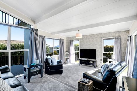 Photo of property in 15 Leon Place, Waitara, 4320