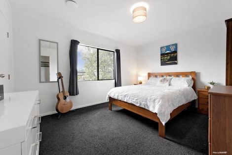 Photo of property in 1/9 Vardon Road, Green Bay, Auckland, 0604