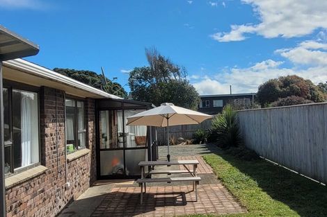 Photo of property in 2 Goldie Place, Waikanae Beach, Waikanae, 5036