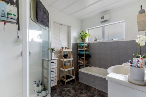 Photo of property in 20 Woodhouse Place, West Harbour, Auckland, 0618