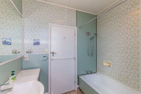 Photo of property in 37 Weraroa Road, Levin, 5510