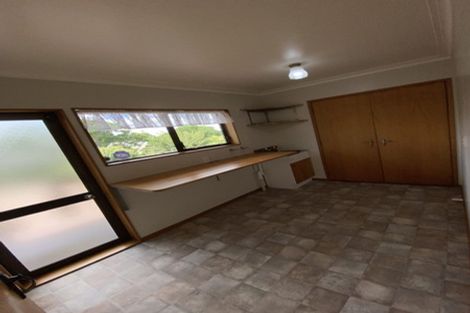 Photo of property in 1 Kingsclere Place, Goodwood Heights, Auckland, 2105