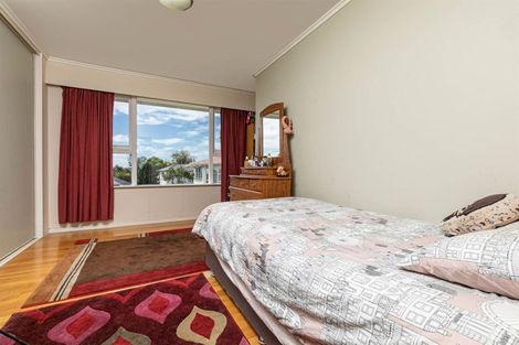 Photo of property in 17 Divich Avenue, Te Atatu South, Auckland, 0610