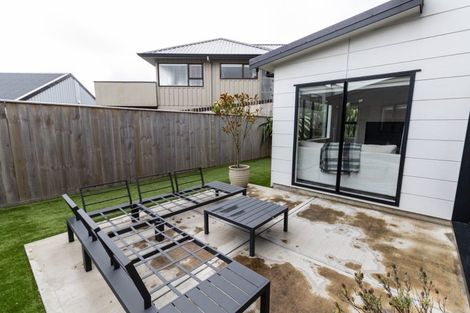 Photo of property in 41 Glanmire Road, Newlands, Wellington, 6037