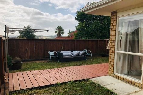 Photo of property in 8a Margaret Henry Crescent, Oteha, Auckland, 0632