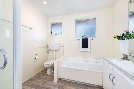 Photo of property in 32 Serwayne Place, Sunnyvale, Auckland, 0612