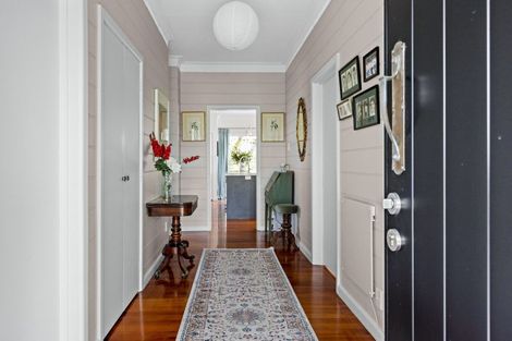 Photo of property in 28 Tauroa Road, Havelock North, 4130