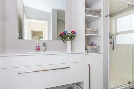 Photo of property in 42 Line Road, Glen Innes, Auckland, 1072