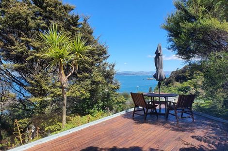 Photo of property in 21 Dillon Street, Lowry Bay, Lower Hutt, 5013