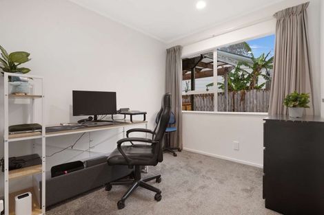 Photo of property in 6 Fernhaven Place, Massey, Auckland, 0614