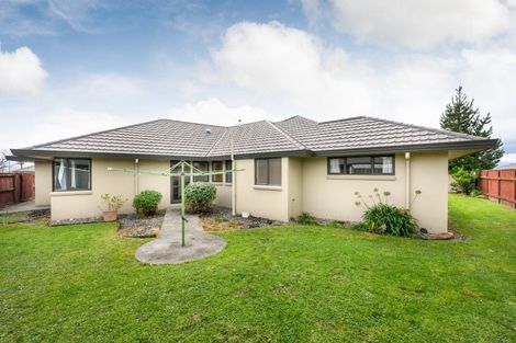Photo of property in 6 Ron Place, Fitzherbert, Palmerston North, 4410