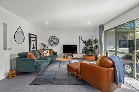 Photo of property in 14 Capricorn Place, Kawaha Point, Rotorua, 3010