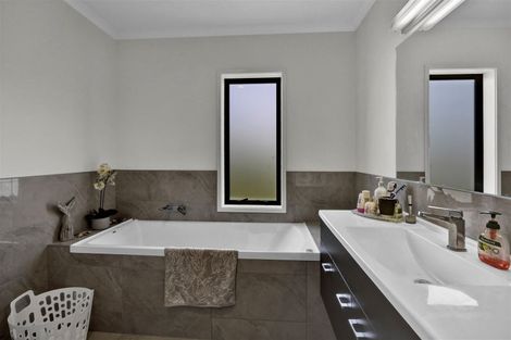 Photo of property in 1b Links Drive, Waiwhakaiho, New Plymouth, 4312