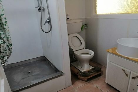 Photo of property in 54 Royal View Road, Te Atatu South, Auckland, 0610