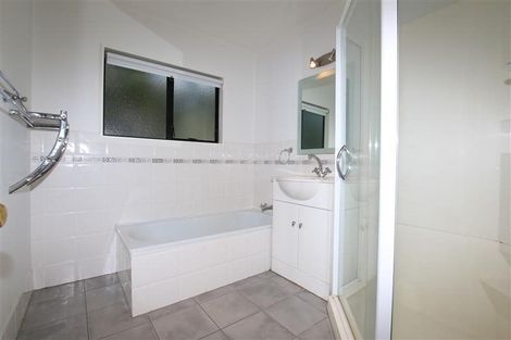 Photo of property in 2/23 Heathglen Place, Bayview, Auckland, 0629