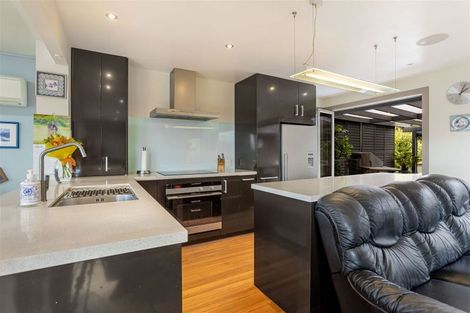 Photo of property in 8 Rauhuia Crescent, Parau, Auckland, 0604