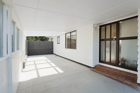 Photo of property in 124 Archibald Road, Kelston, Auckland, 0602
