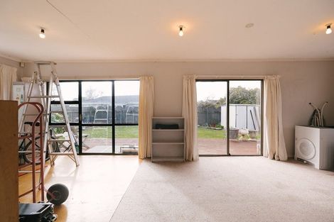 Photo of property in 69 Wikiriwhi Crescent, Awapuni, Palmerston North, 4412