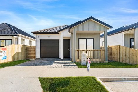 Photo of property in 18 Woven Place, Karaka, Papakura, 2113