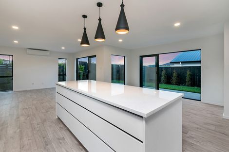 Photo of property in 40 Lumbarda Drive, Kumeu, 0810